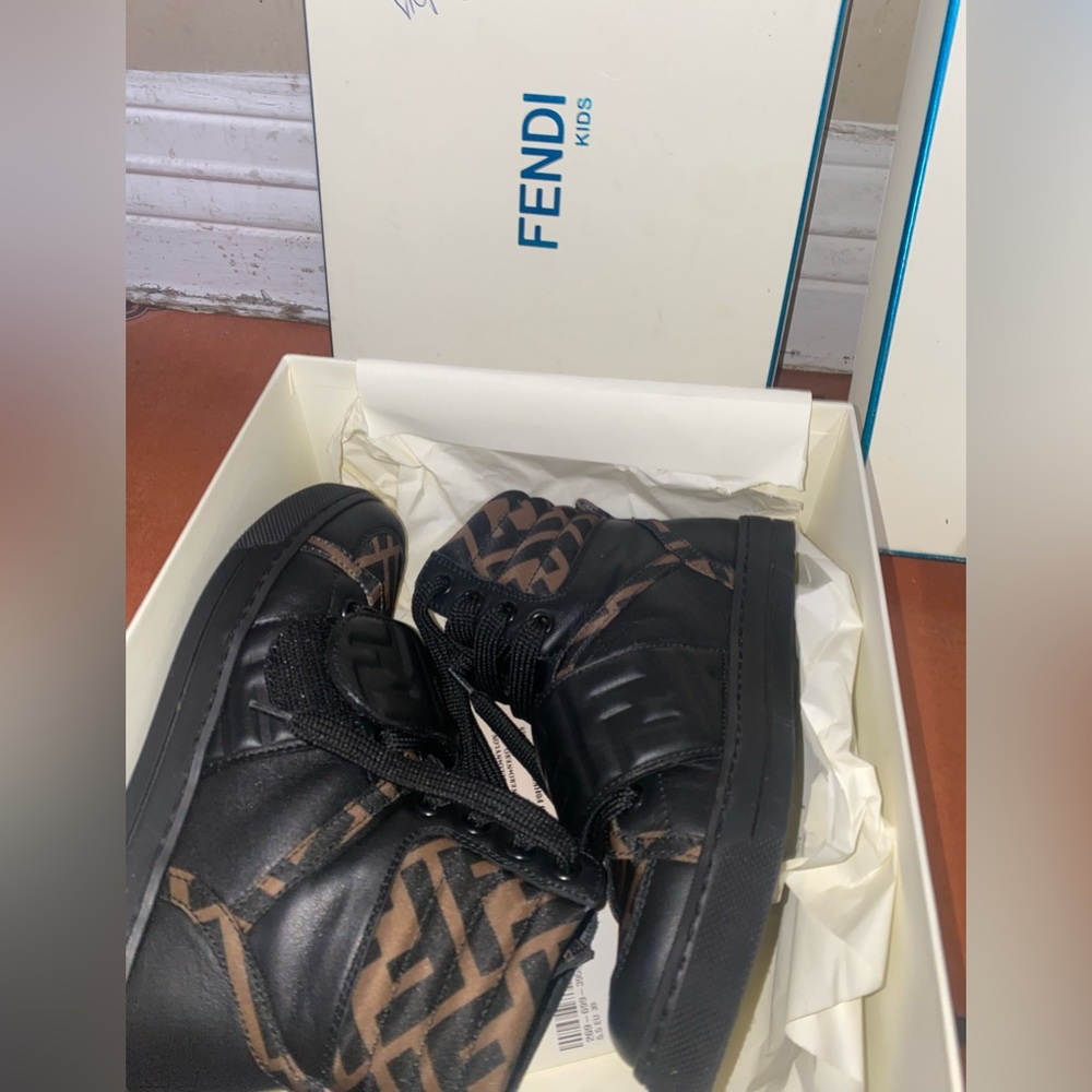 I’m selling some Fendi kids boots. They are authentic and are in eel condition.